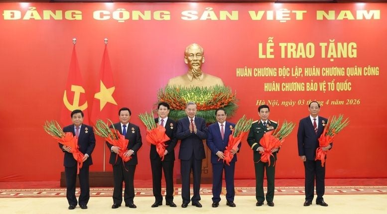 Top Vietnamese leaders awarded high honors at central ceremony