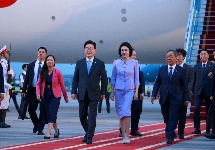 South Korea's President Lee Jae Myung and wife begin state visit to Vietnam