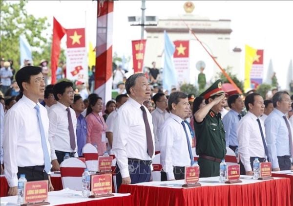 Flag-raising ceremony commemorates the 51st anniversary of South Liberation and national reunification at Hiền Lương–Bến Hải