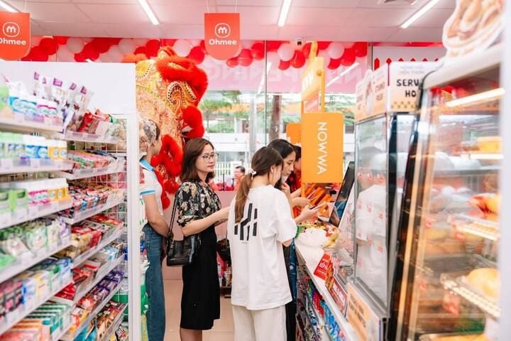 Meiyijia, China's largest convenience-store chain, expands into Vietnam as the first Southeast Asian market