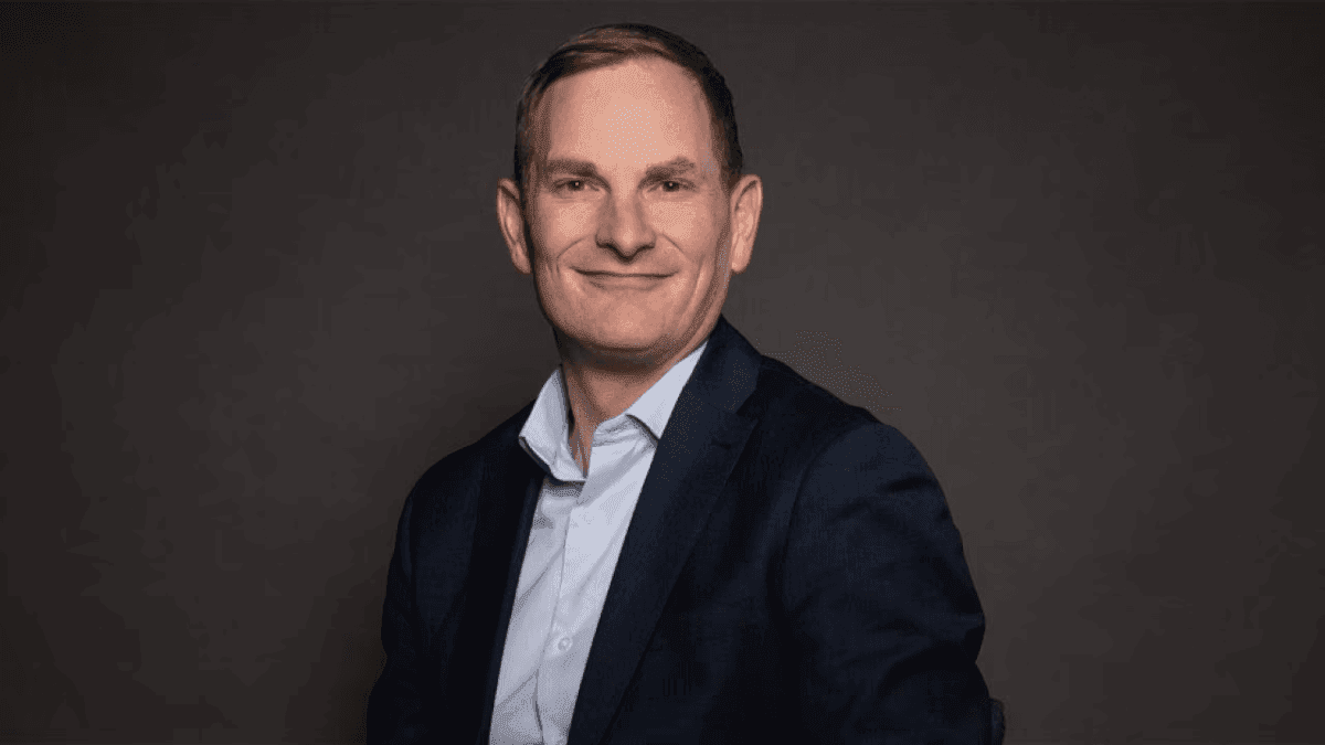 AI could be a major deflationary force; Fed should hold rates until productivity gains from AI are clear