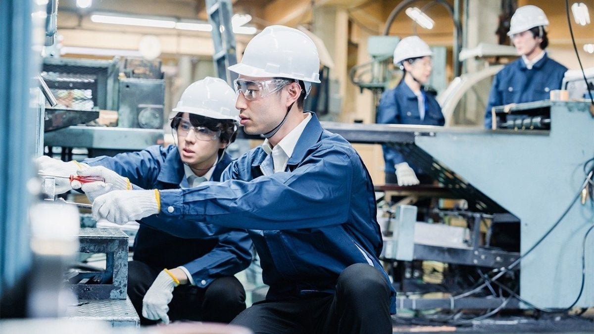 Hanoi publishes list of six administrative procedures related to foreign workers