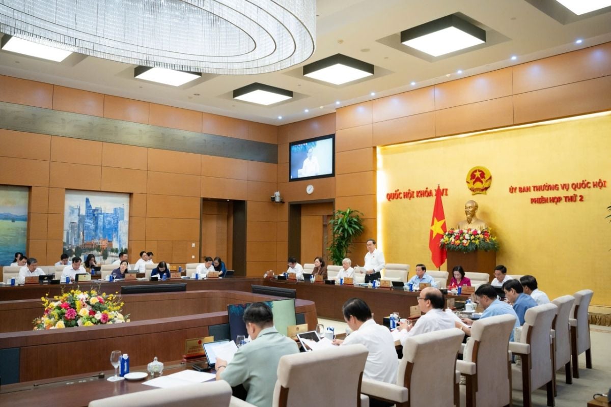Standing Committee discusses initial preparations for the second session of the 16th National Assembly, including review of 36 laws and six economic-social priority groups