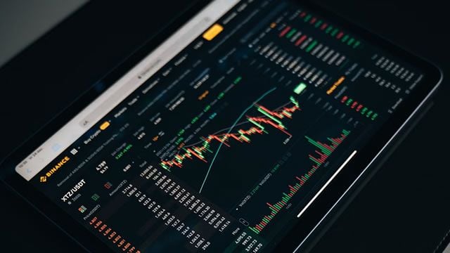 Dow Falls Over 100 Points; US GDP Growth Slows In Q4