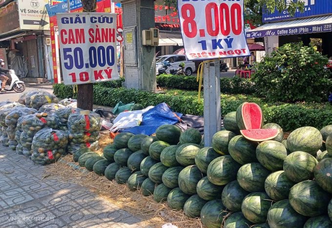 Many agricultural commodities see prices fall to just a few thousand dong per kilogram.