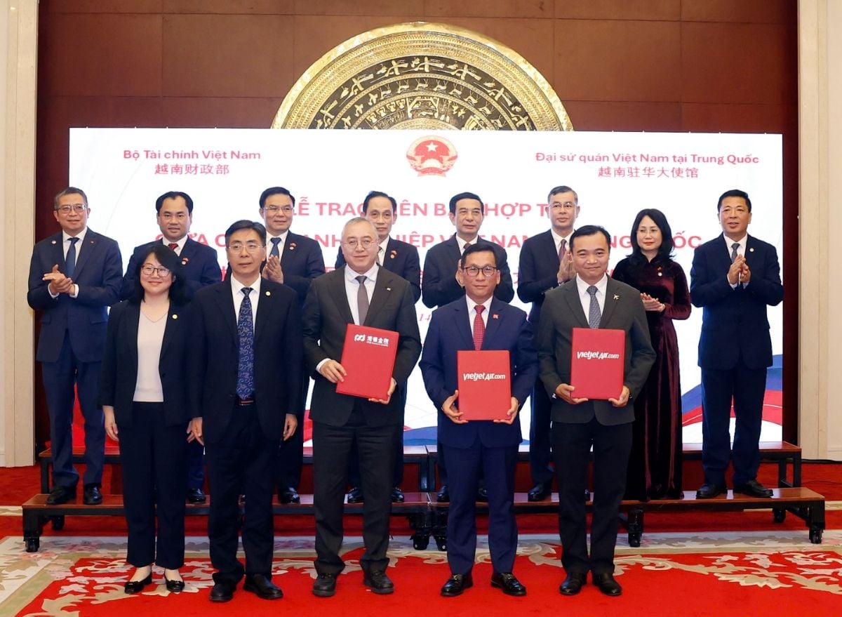 Vietjet and SPDB Financial Leasing sign a finance lease agreement for 10 Comac C909 aircraft