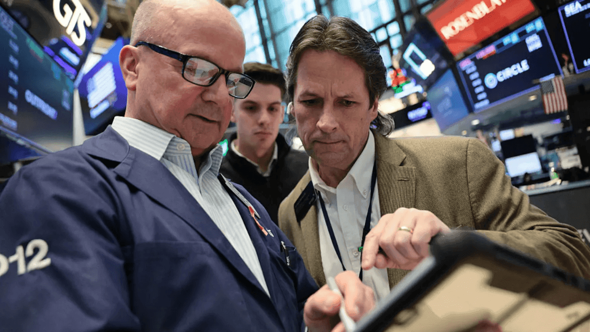 Chứng khoán Mỹ đạt mức cao kỷ lục khi giá dầu tăng trên 100 USD/thùng