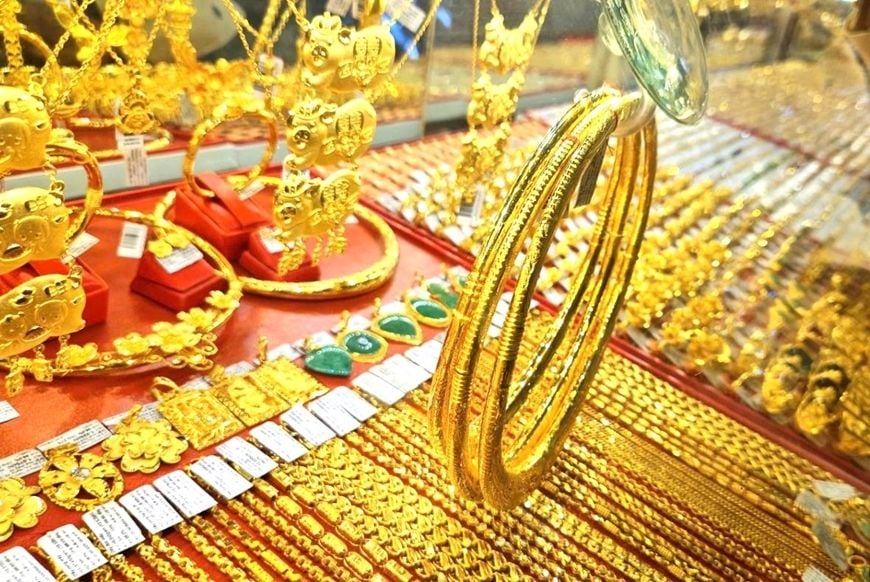 Domestic gold prices fall to the lowest level in one month