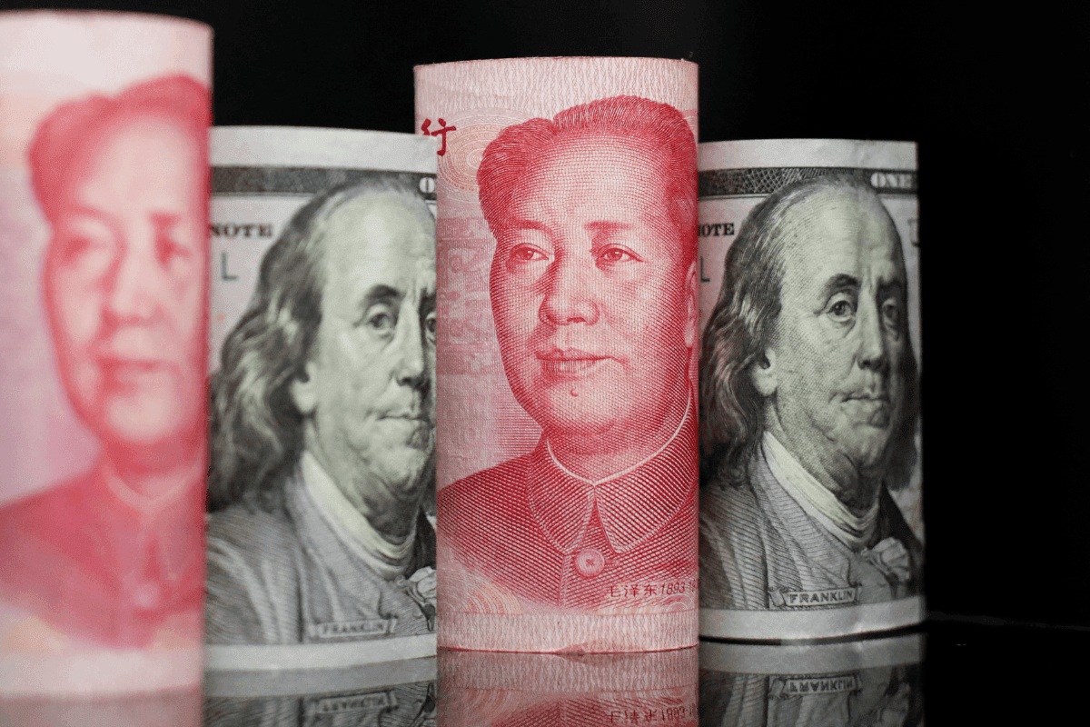 Analysts debate the role of the USD and the yuan in crude oil trading