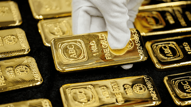 Gold prices near $4,840 as US–Iran peace talks fuel expectations of lower rates