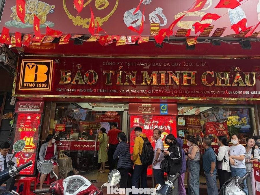 Gold prices fall sharply in Vietnam as domestic price declines by 25 million VND per tael over three months