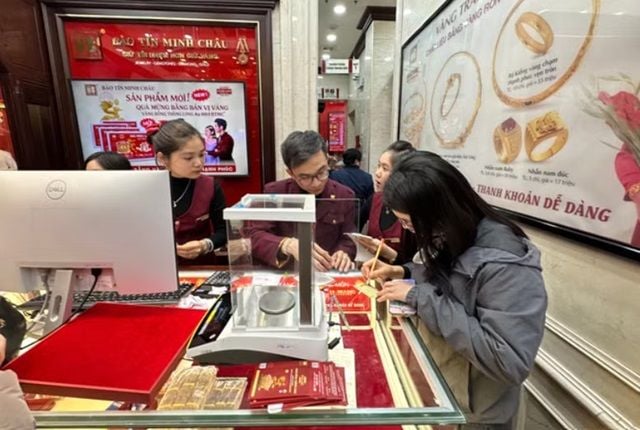 Domestic gold prices fall sharply, trading around 165 million dong per tael