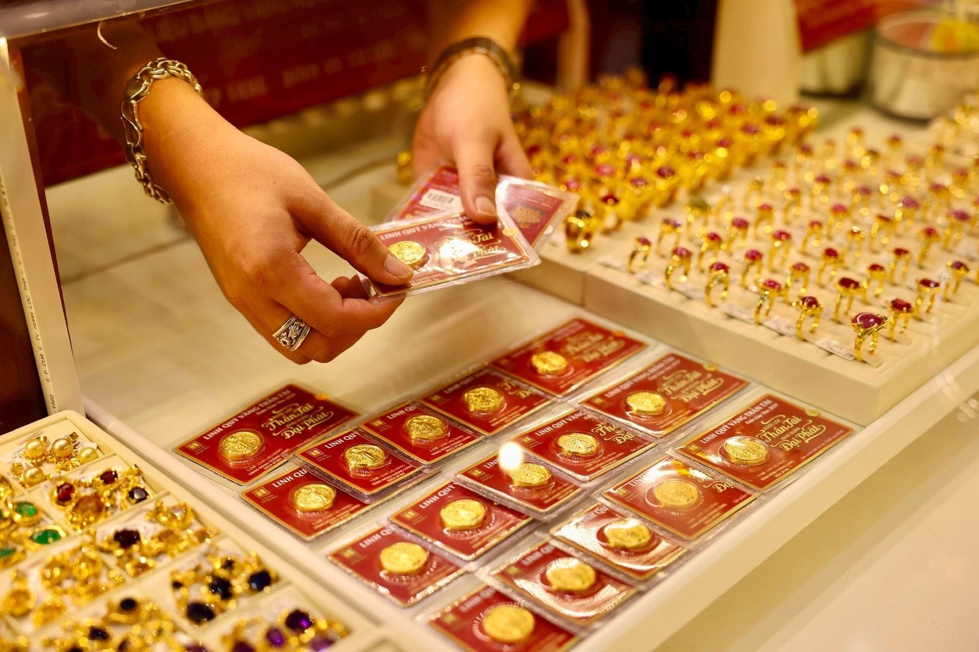 Gold prices rebound in morning trading on May 1 as USD weakens and oil falls