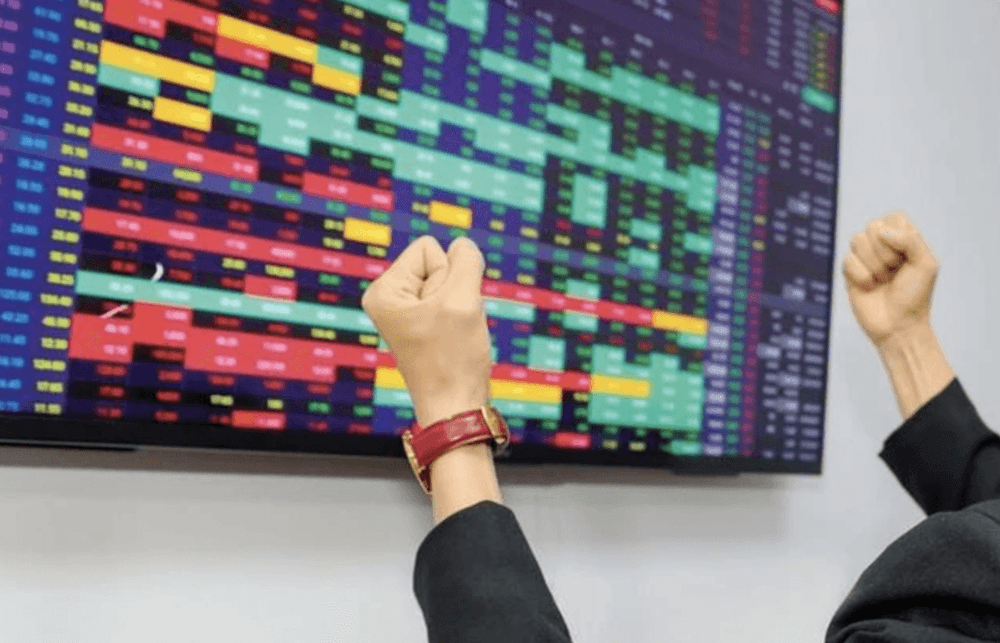 Domestic institutions and proprietary traders post strong net buying