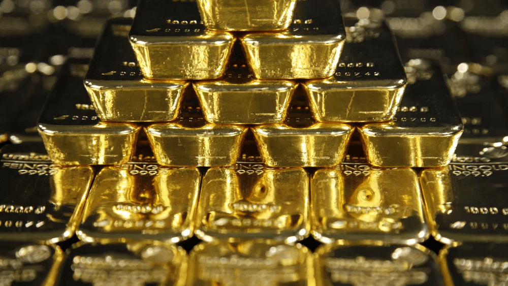 Gold prices slip below $4,700/oz as inflation concerns persist; SPDR Gold Trust continues to sell holdings