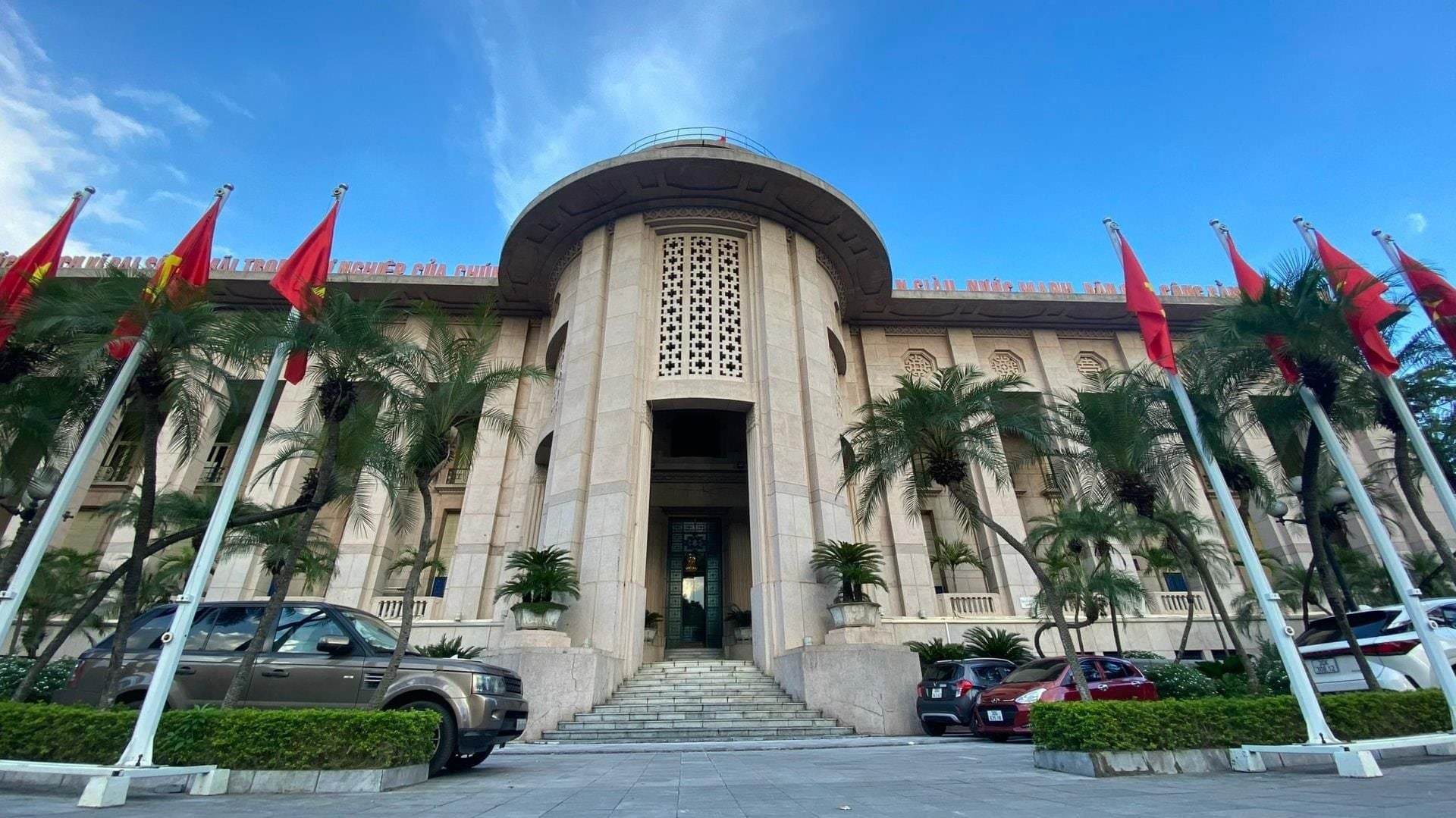 Interest-rate and exchange-rate dynamics and actions by the State Bank of Vietnam