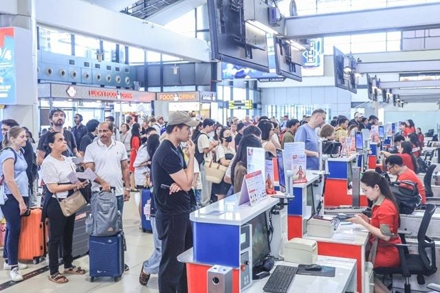 Sân bay Nội Bài lập kỷ lục về lưu lượng hành khách vào ngày cuối kỳ nghỉ lễ, hơn 1,7 triệu lượt khách đã bay trong kỳ nghỉ.