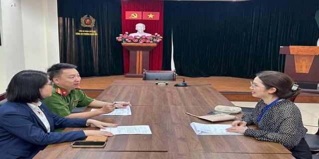 Hanoi police request a company to come in to resolve a mistaken 16-billion VND bank transfer