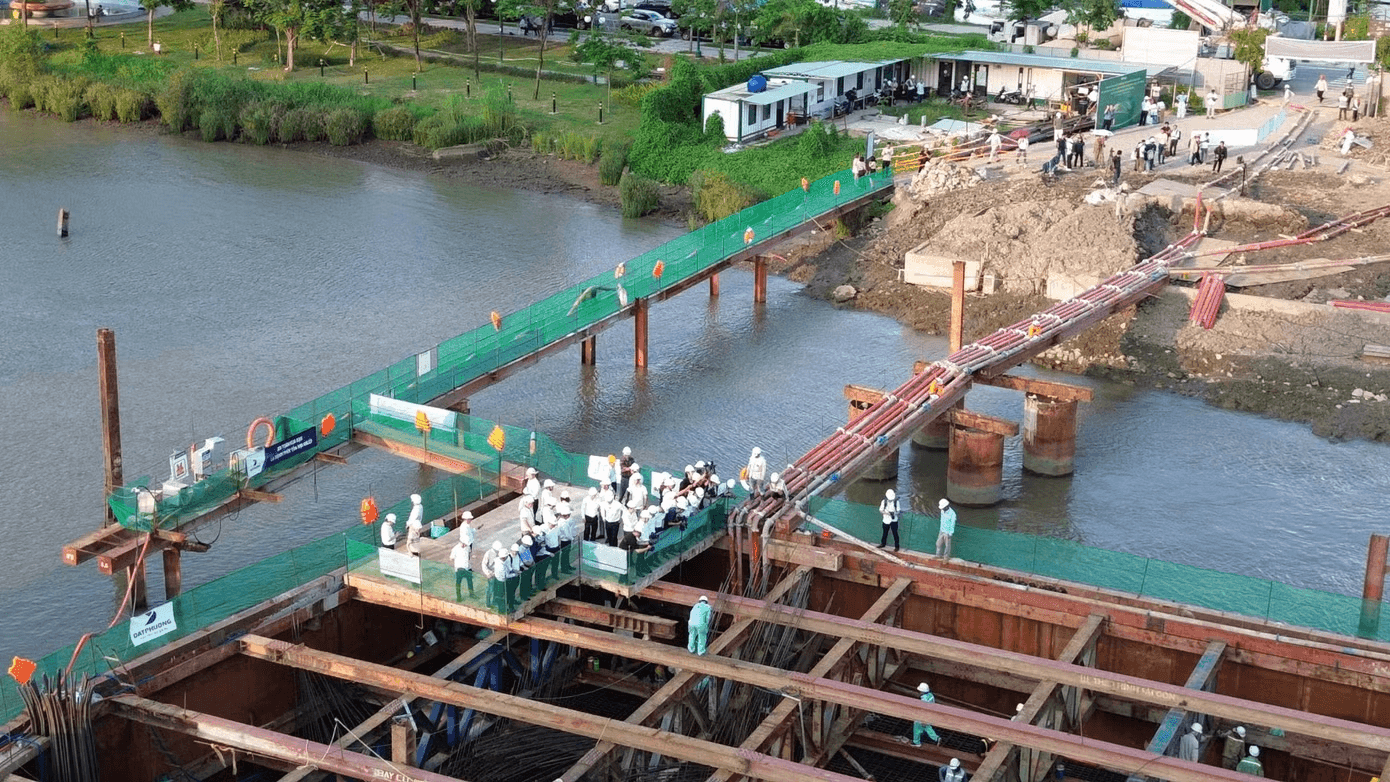 Milestone reached in the 1,000-billion-dong Saigon River pedestrian bridge project as first concrete pour for the TC2 main pillar takes place