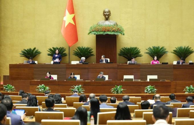 Parliament approves removing the 500-million VND tax threshold for household businesses; government to set new threshold at 1 billion VND per year