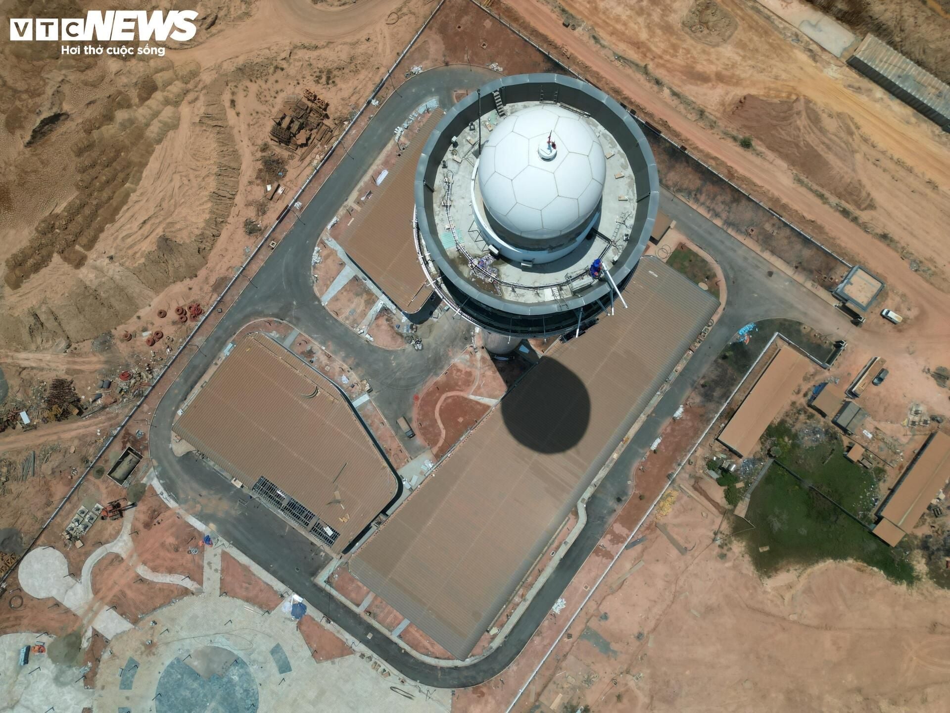 Long Thành International Airport's air traffic control tower, which handled the first three flights, is completed and ready for operation.
