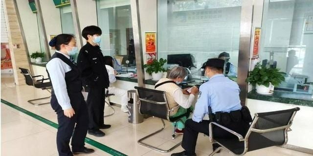 Police investigate 1954-born woman after bank account shows 300 transactions totaling up to 5 billion VND with no transfer details