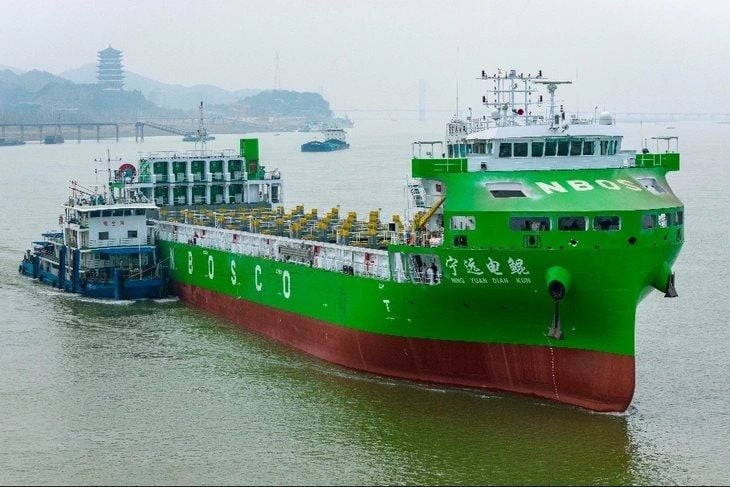 China's 10,000-ton electric container ship Ning Yuan Dian Kun enters commercial service, the world's largest of its kind
