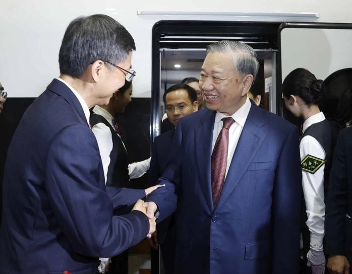 On a train to Nam Ninh, Vietnam's General Secretary and State President To Lam urges Chinese rail-sector leaders to share high-speed rail expertise and accelerate collaboration