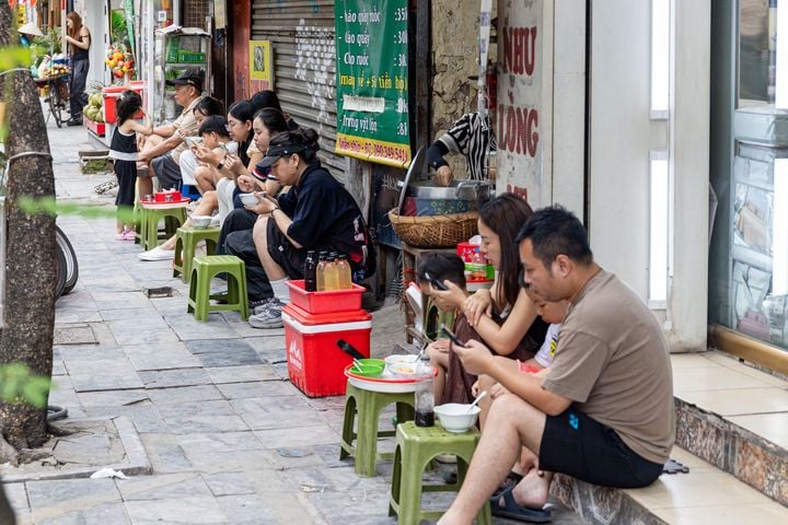Hà Nội dự kiến thí điểm cho thuê vỉa hè tại một số tuyến phố ở phường Hoàn Kiếm và Cửa Nam