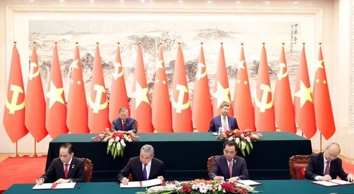 Vietnam and China sign 32 cooperation agreements across multiple sectors