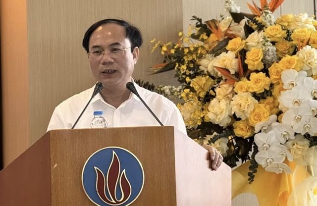 When will the Ministry of Construction divest its stake in Viglacera?