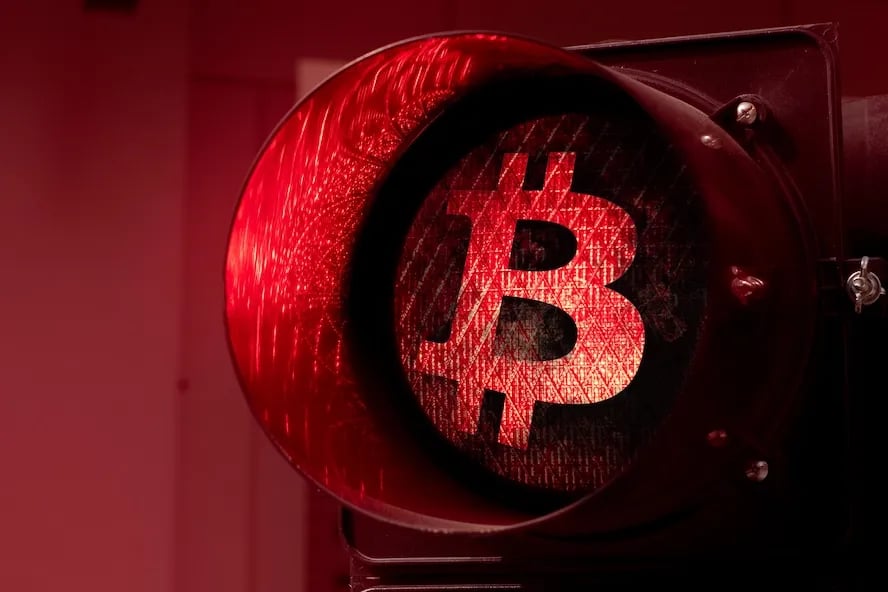 Bitcoin price signals trend shift on renewed spot sell-off