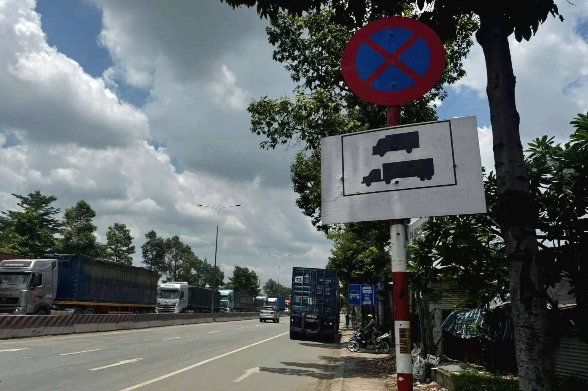 CSGT TP.HCM xử lý nghiêm việc dừng đỗ xe container không đúng quy định ở năm phường
