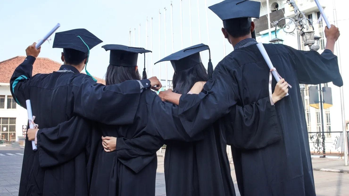 AI-driven job disruption prompts US graduates to return to graduate school.