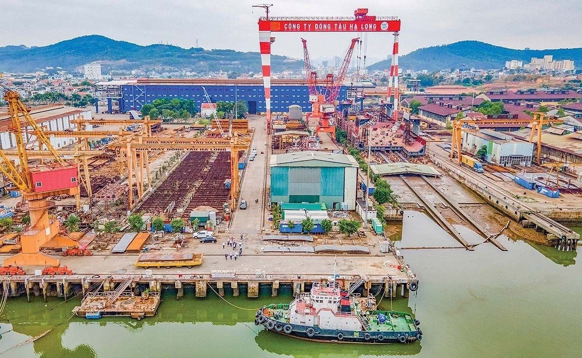 2,400 workers in Quảng Ninh mobilize to build 19 ships worth over 5,500 billion VND, including a heliport and 120m yachts