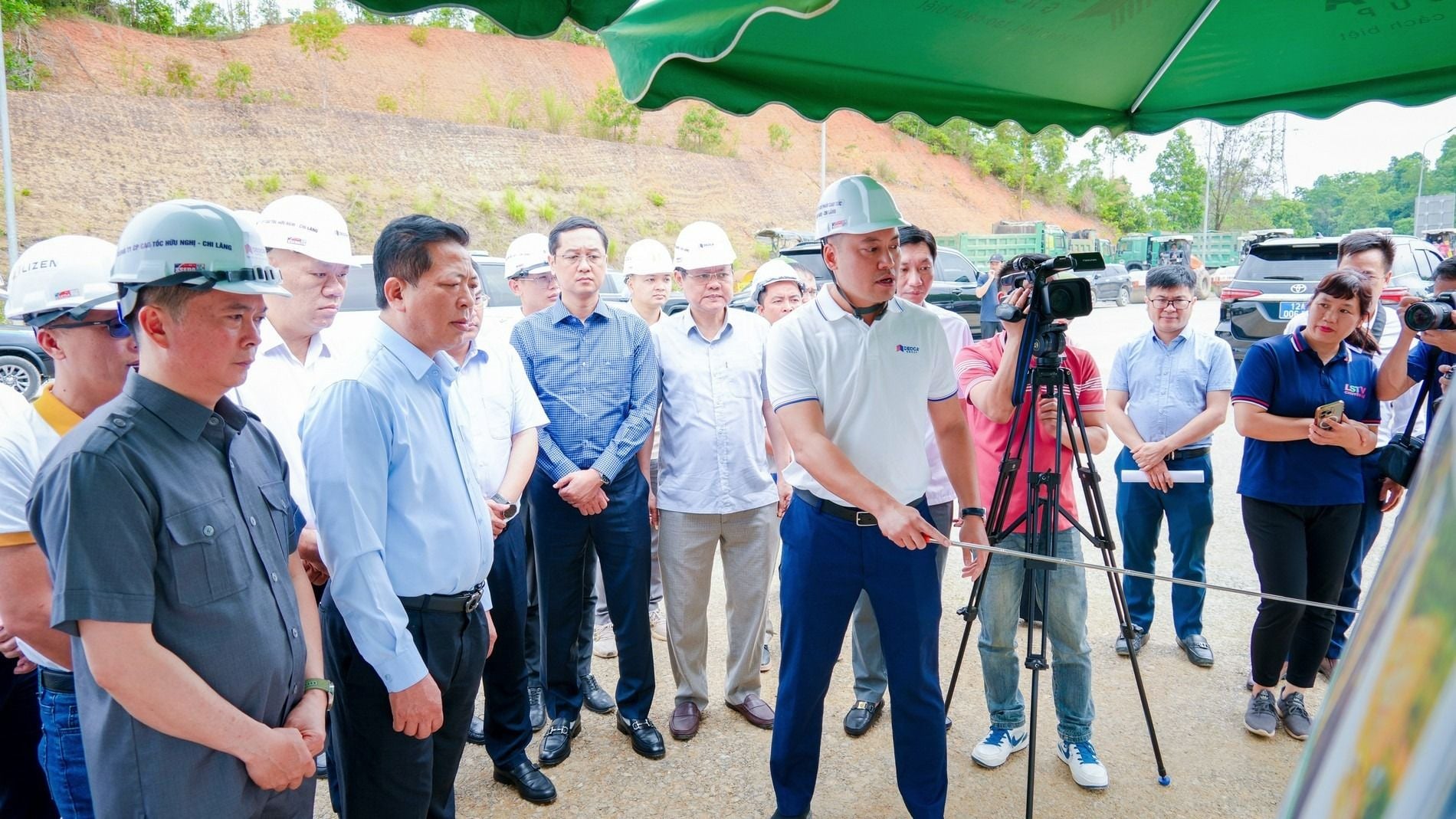 Liên danh Đèo Cả huy động 2.600 công nhân và 1.200 thiết bị cho dự án cao tốc 60km; chỉ còn hơn một tuần để hoàn thành đoạn tuyến quan trọng.