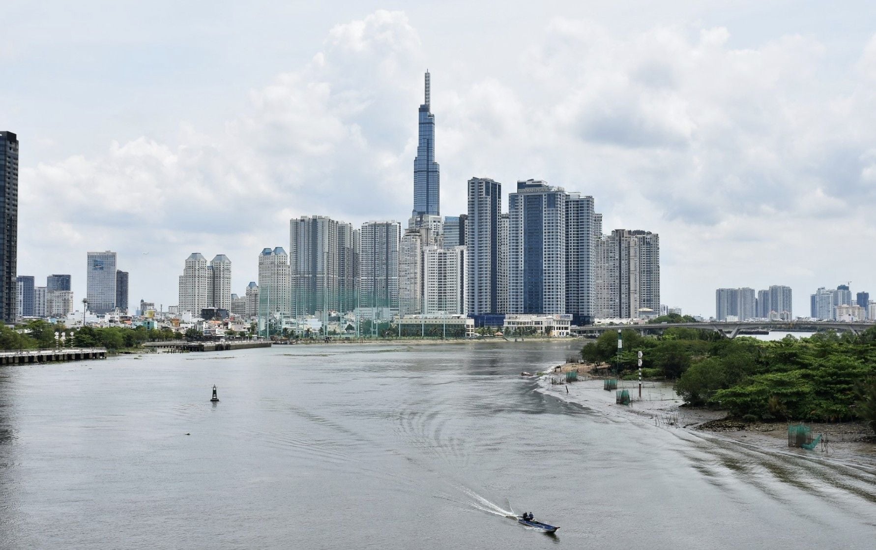 Ho Chi Minh City targets over 500 trillion dong in state budget revenue by the end of Q2 2026
