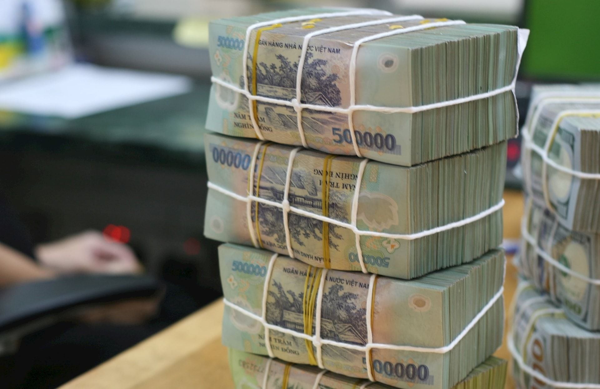 LPBank sẽ chốt quyền nhận cổ tức tiền mặt năm 2025 vào ngày 15/5/2026; thanh toán dự kiến ngày 25/5/2026, cổ tức tiền mặt 30% (khoảng 8.962 tỷ đồng); cao nhất hệ thống ngân hàng năm 2026