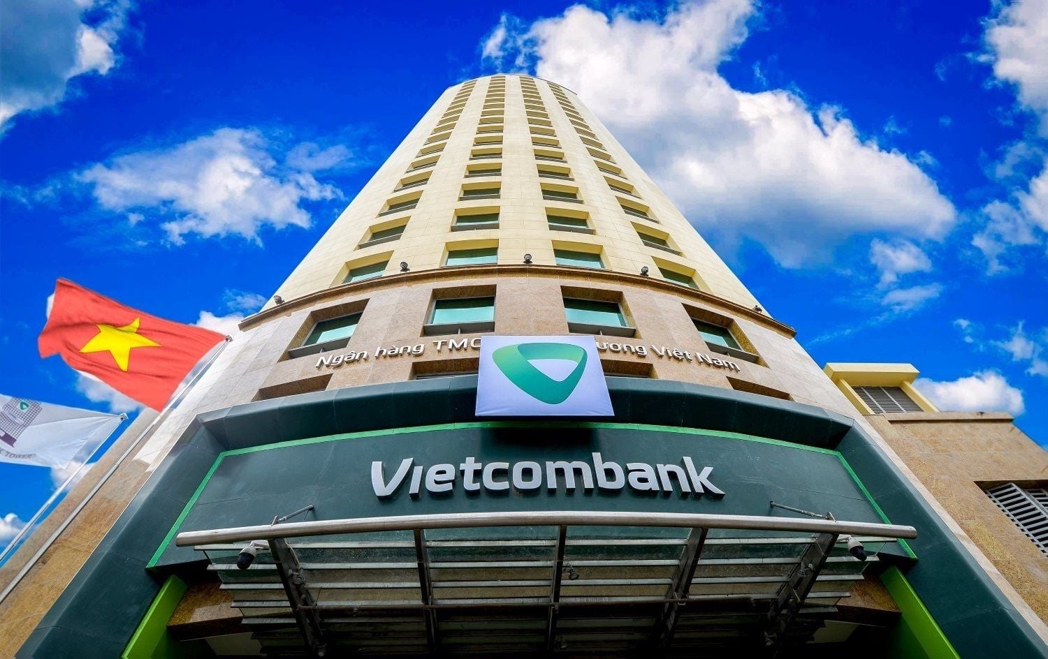 Vietcombank raises compensation for about 23,000 employees; chairman and CEO remuneration disclosed