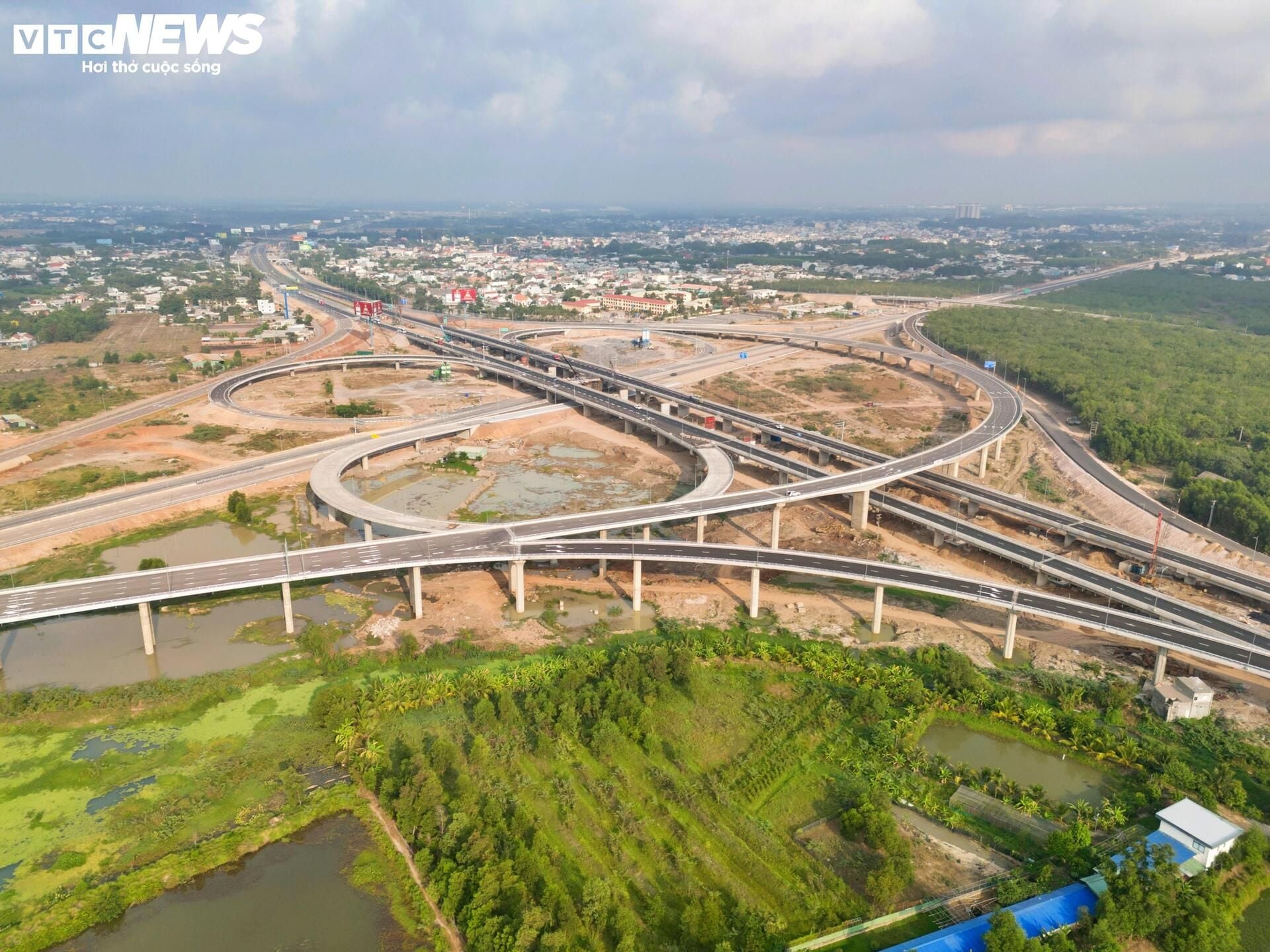 Bien Hoa–Vung Tau Expressway Components 2 and 3 Near Completion Ahead of Opening