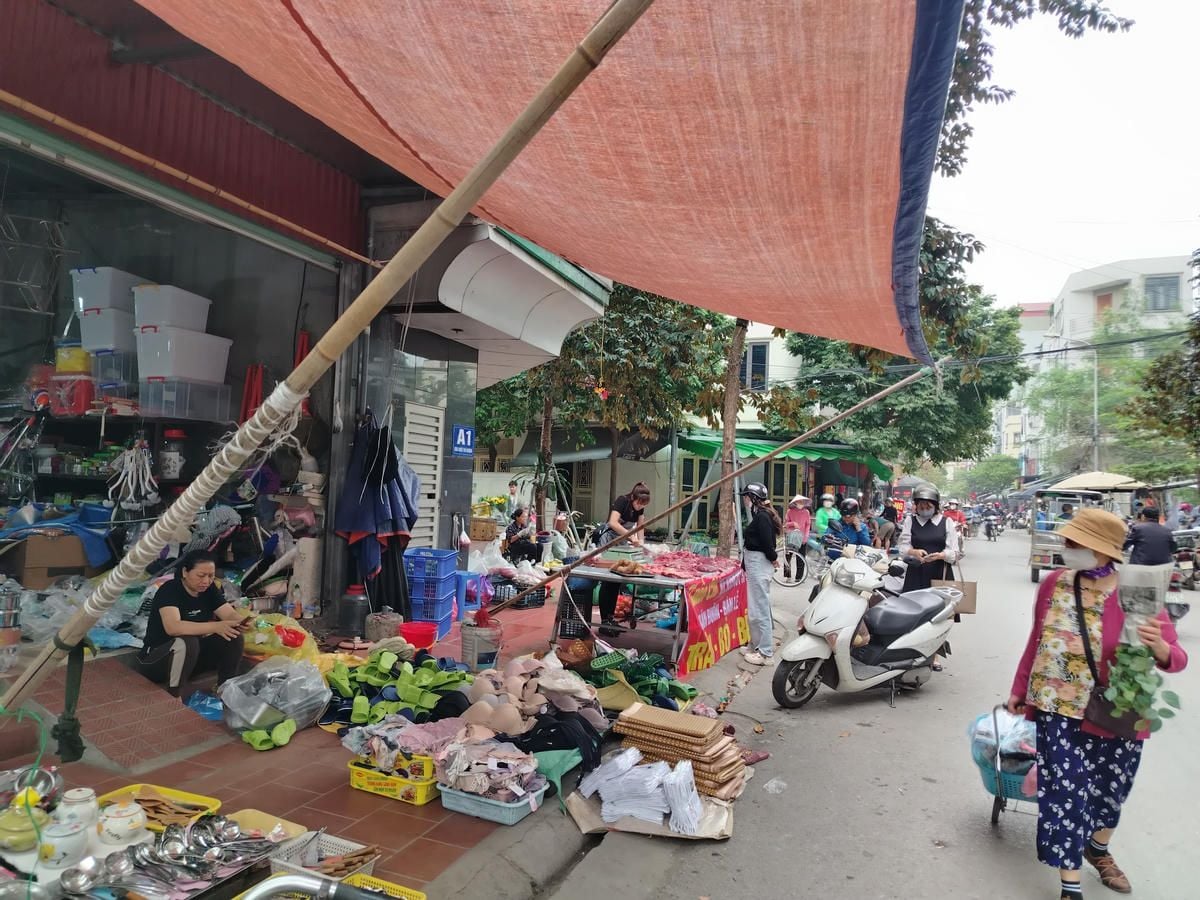 Draft decree would expand participation in building and managing markets to individuals, micro-businesses, and private enterprises.
