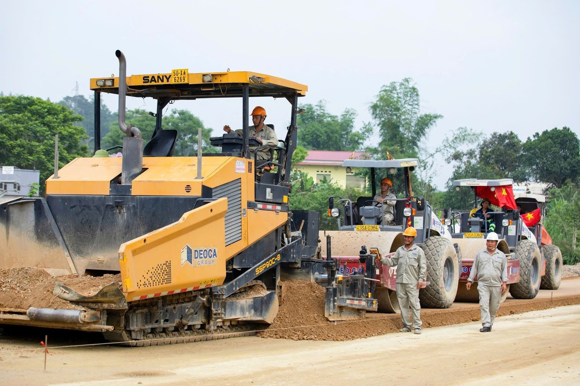 Thousands of workers stay on site at key projects during the April 30–May 1 holidays