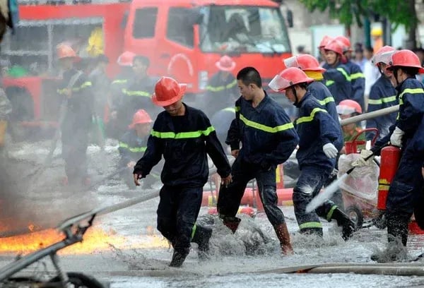 Hanoi approves 5 million VND per person monthly support for police officers