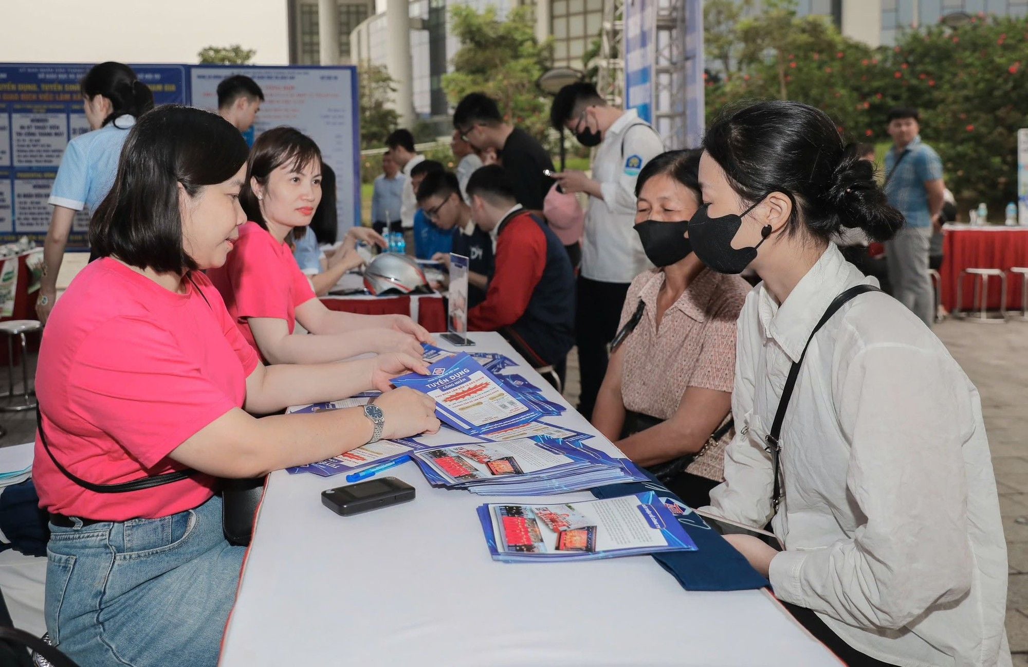 Quitting abruptly may render workers ineligible for unemployment benefits under Vietnam's 2025 Employment Law.