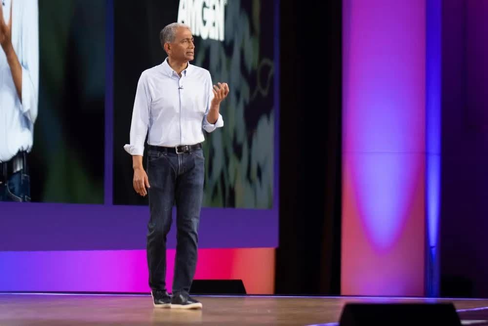 Microsoft executive says AI may require software licenses like humans