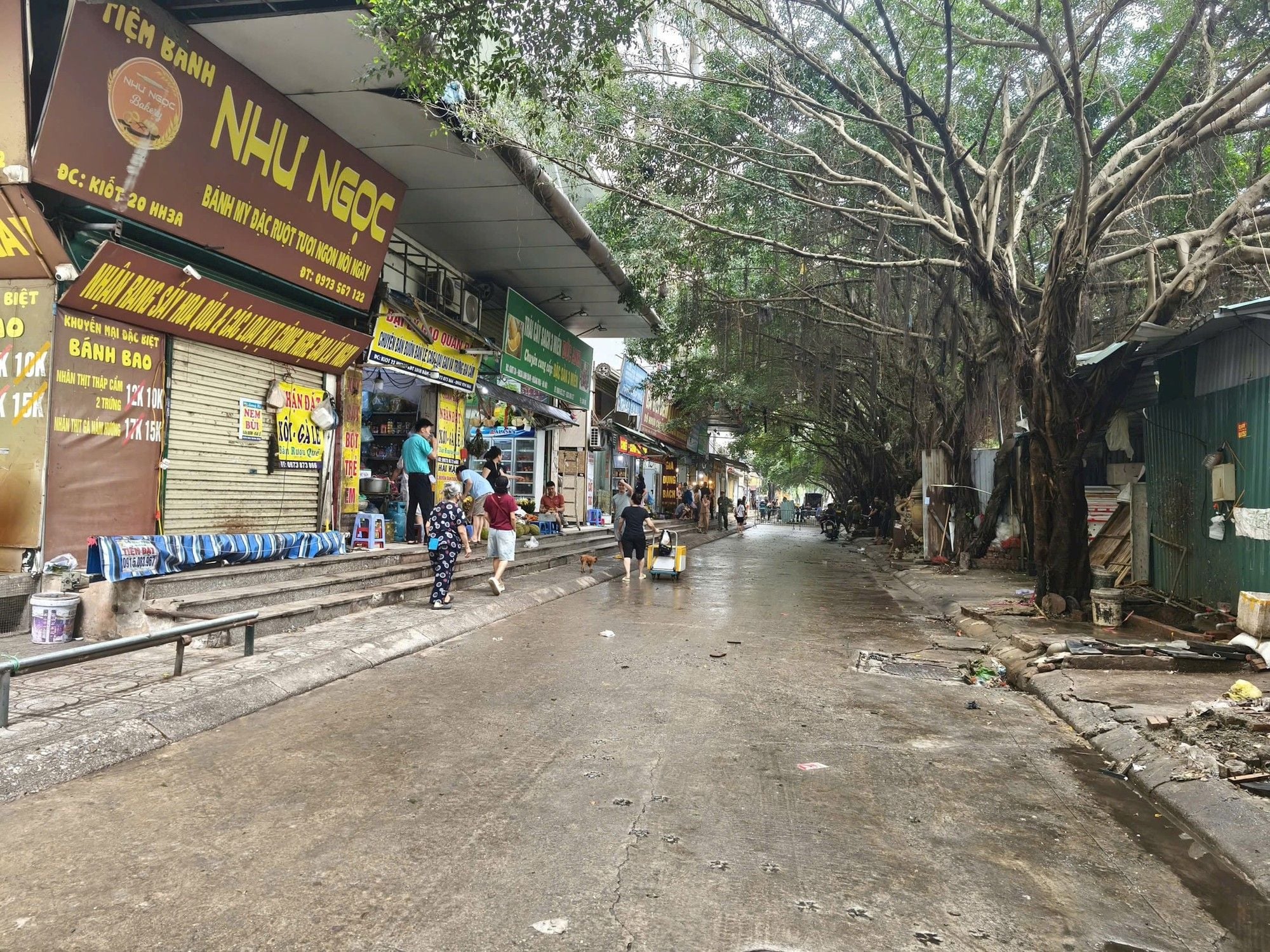 Clearance of large-scale temporary market at Hanoi's Linh Đàm HH3-HH4 apartment complex, home to about 40,000 residents
