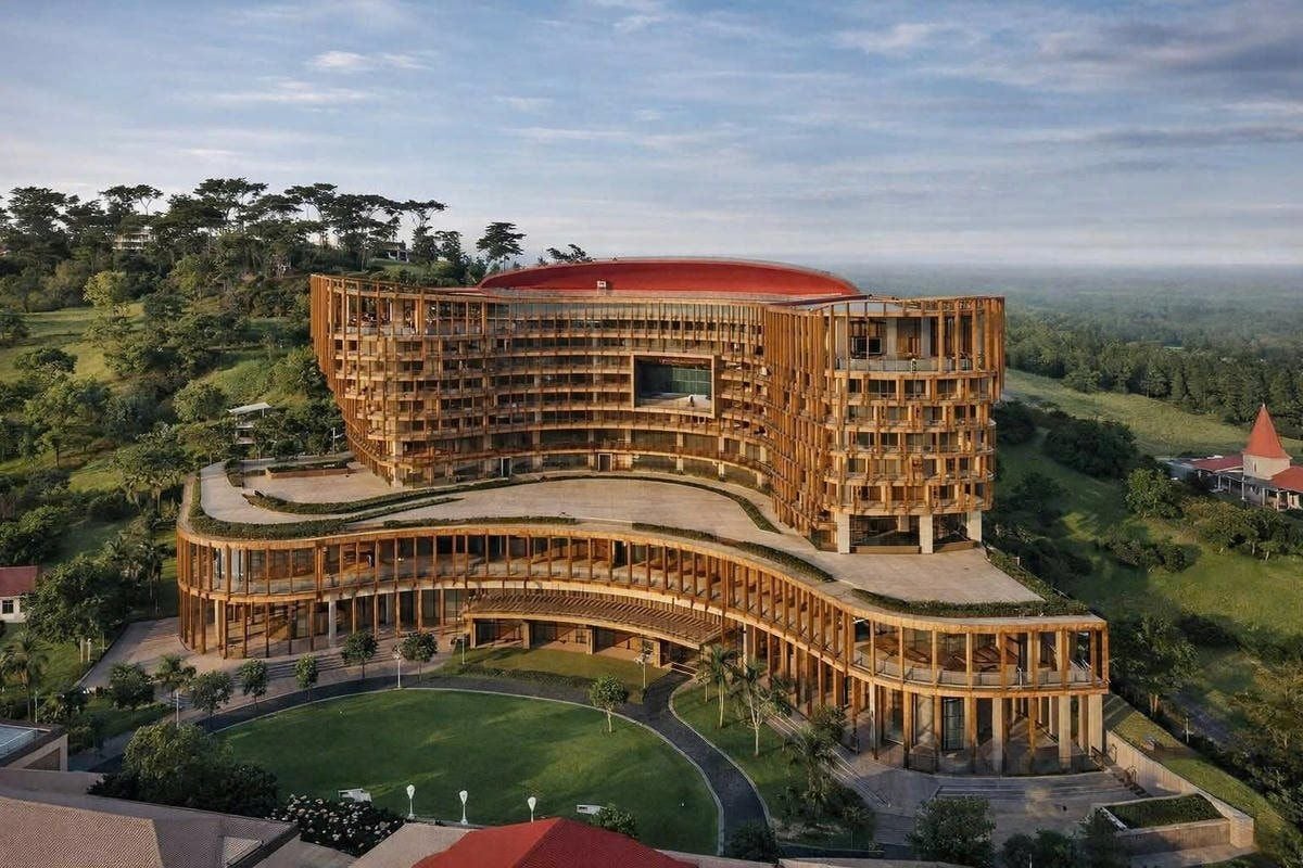 Who is the woman set to transform Vietnam's first casino into a 5-star hotel and a 2-trillion-VND shopping center?
