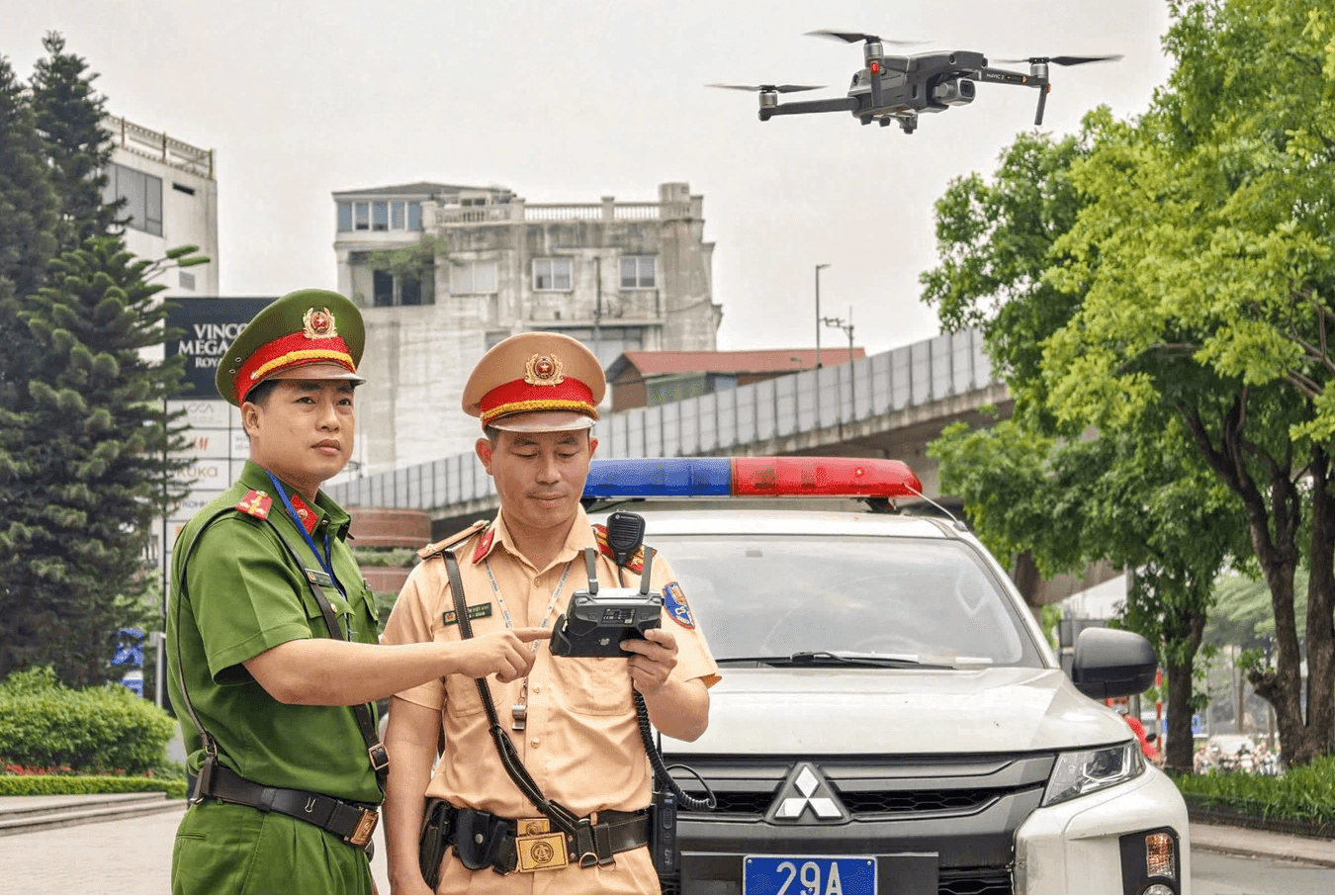 Traffic Police Deploy Flycams and AI Cameras to Catch Drivers Parking Illegally on Nguyen Trai Street