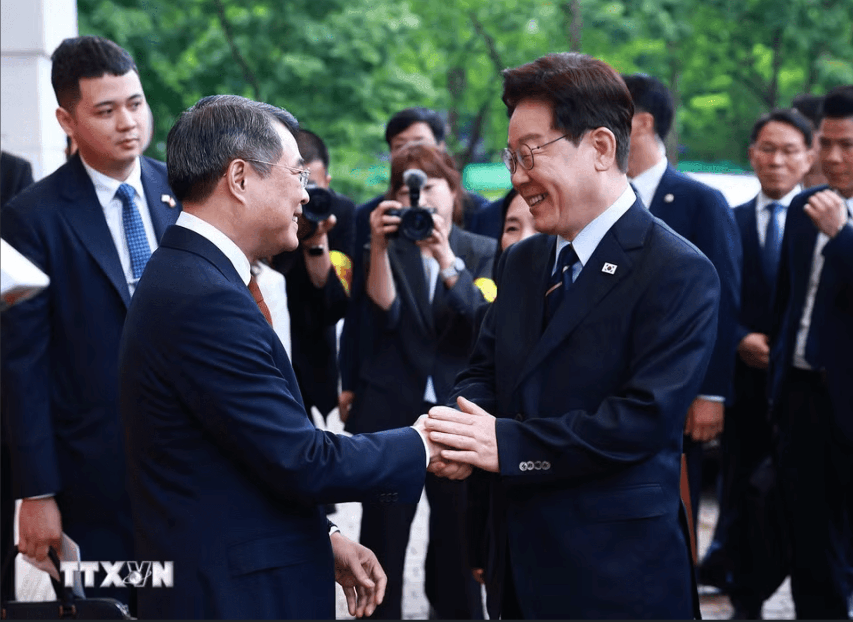 Vietnam's Prime Minister Lê Minh Hưng meets South Korean President Lee Jae Myung during state visit to Vietnam.