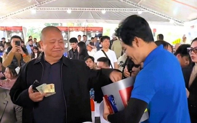 Hoa Sen Group Chairman Le Phuoc Vu donates cash at charity drive as the company focuses on social housing and retail expansion